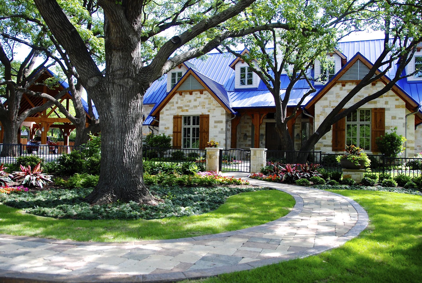 Southern leisure estate front landscape in Dallas by landscape design firm