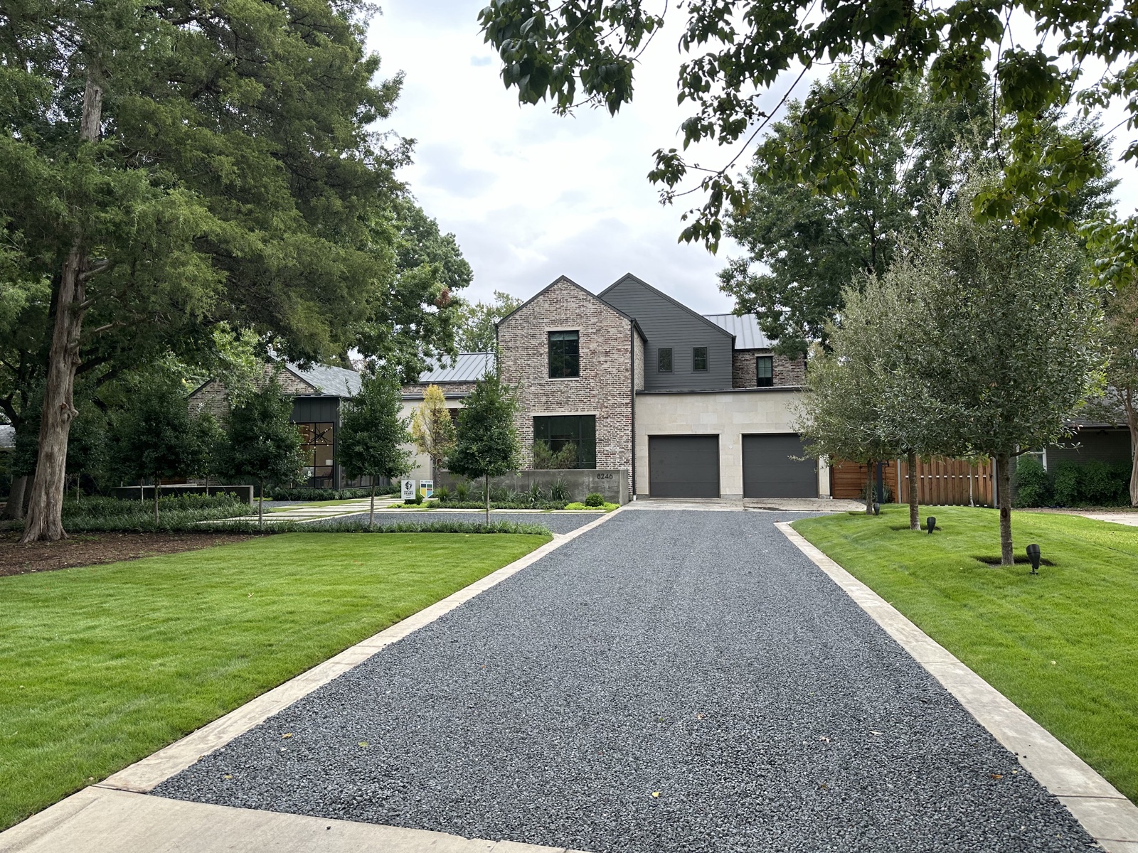 Transitional Modern Home front drive detail - modern traditional landscape design by Original Landscape Concepts in Lakewood, Dallas